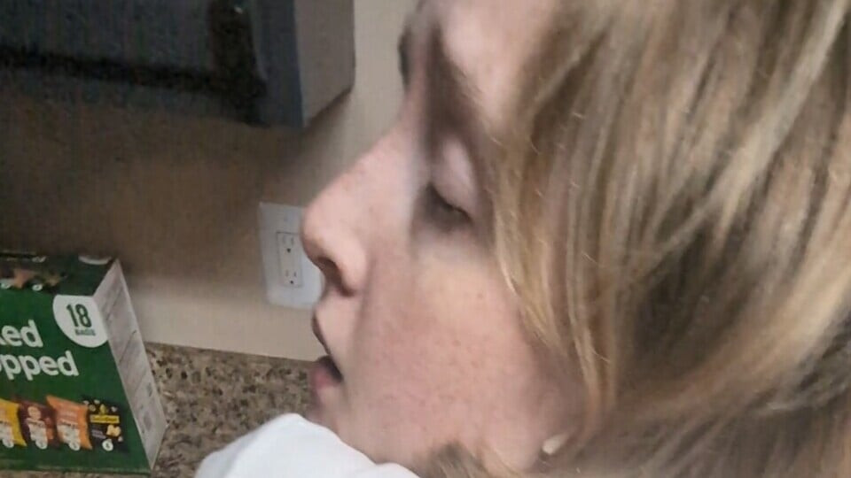 Ass so fat she gets fucked making dinner