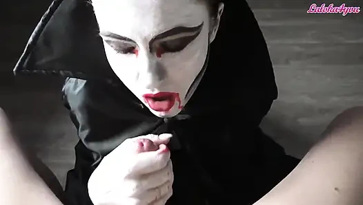 Tutkulu vampir kız büyük yarağı emiyor ve ağzına boşalıyor