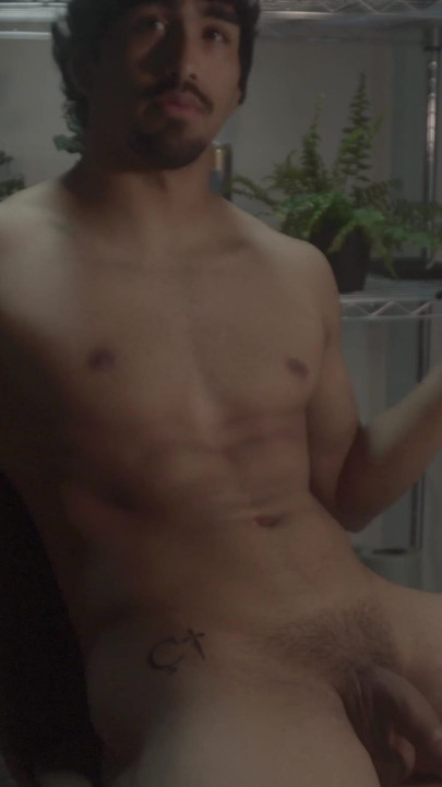 「やあ、みんな」と言って、彼は20歳の叔父がチンコを出し出して文句を言っている | クリップ 1