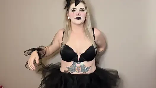 Clown, mädchen beim striptease beim rülpsen