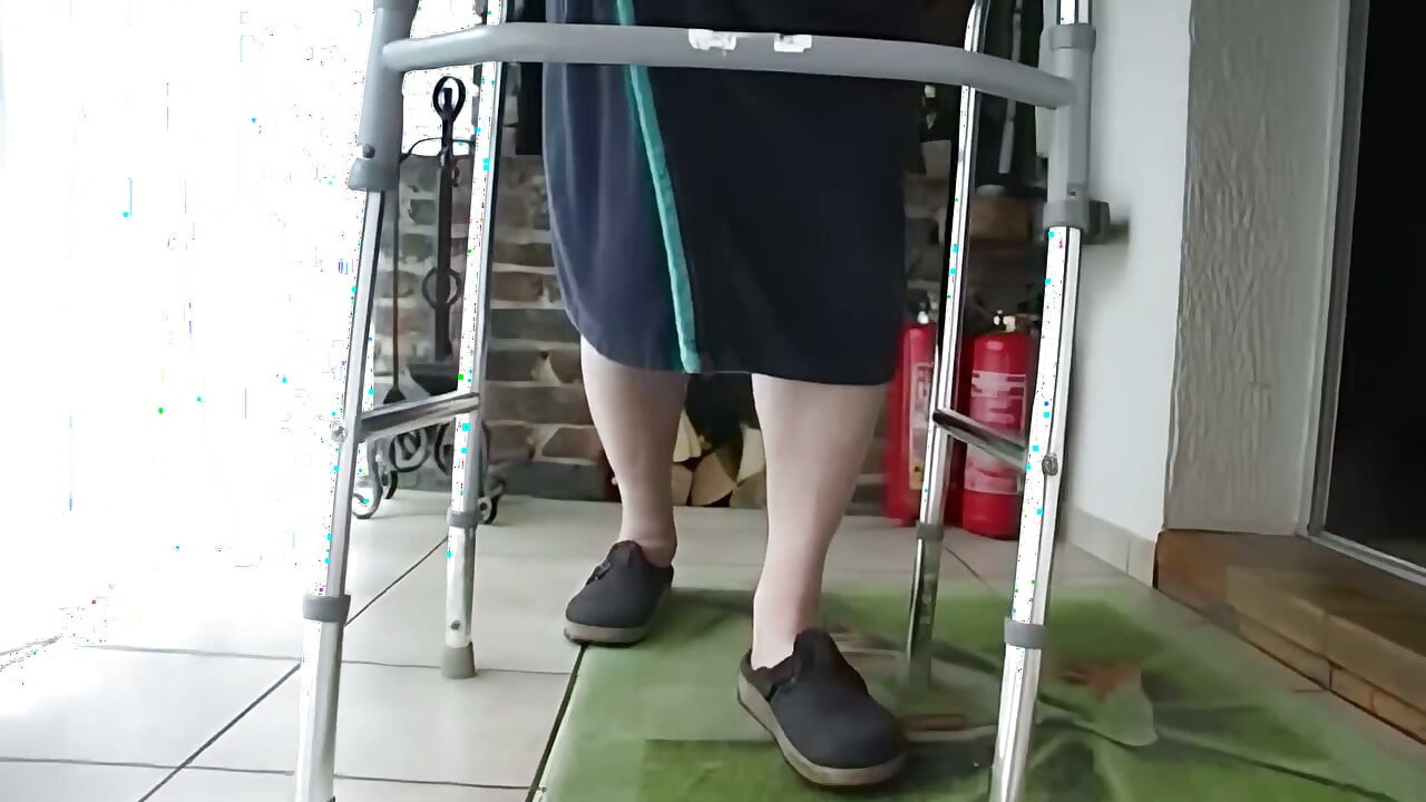 Rhea mângâie și suge pula în mașină până la ejaculare sexy