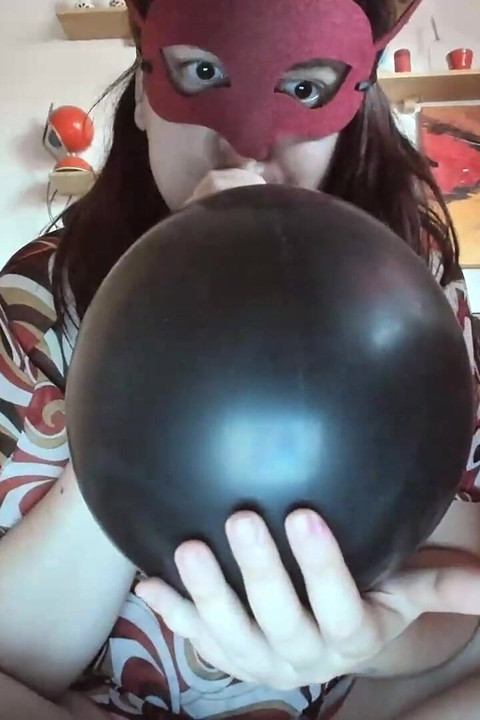 Black Latex Domination: Giant Balloon Inflation and Nicoletta's Sensual Clutch