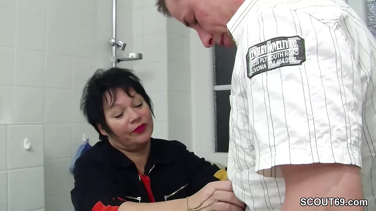 German Step-Mom Seduce Big Cock Young Boy to Fuck