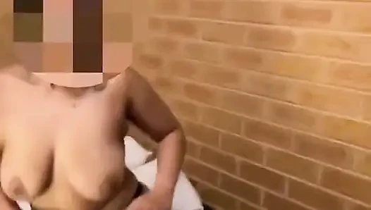 Azgın kız erkek arkadaşının önünde soyunuyor