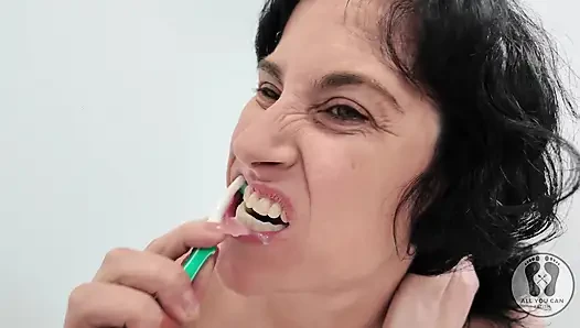Diş hijyenci rutin ağız fetişi üstsüz yakın çekimler