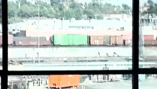 Sesi ngentot tante semok rambut cokelat di meja