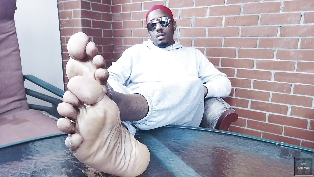 Kendime dokunuyorum ve ayaklarımı sergiliyorum (2025)