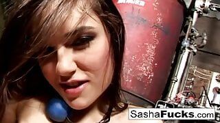 Sexy Sasha leeft haar fantasieën uit in de stookruimte