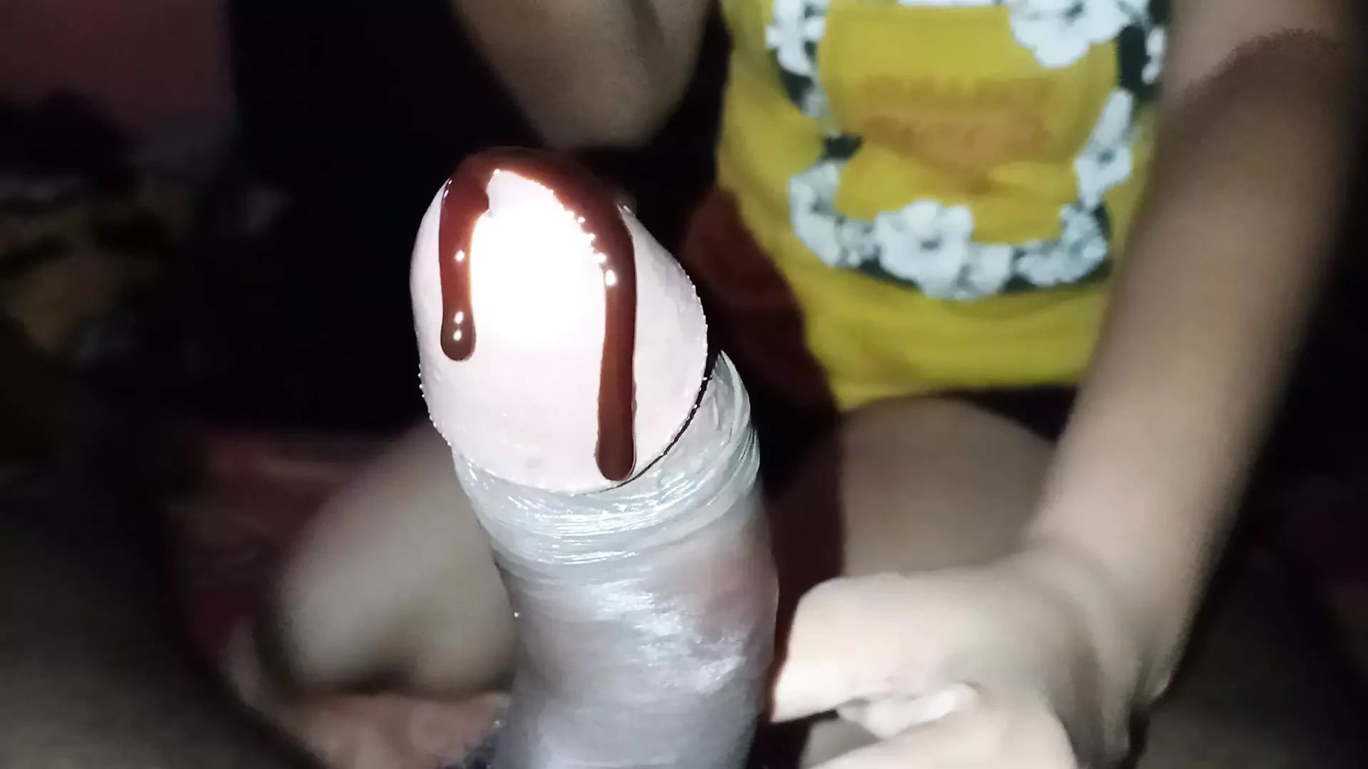 Mamada con jarabe de chocolate