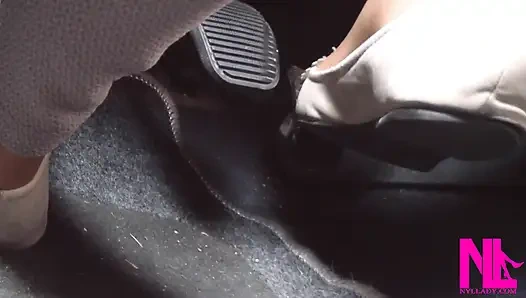 Мягкое реввинг и деликатная педали накачка в бежевых балетках на шланги ступни