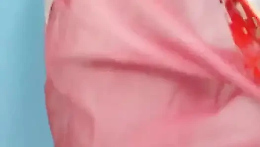 Video hot ibu-ibu india lagi asik muasin memeknya dengan kain sosis