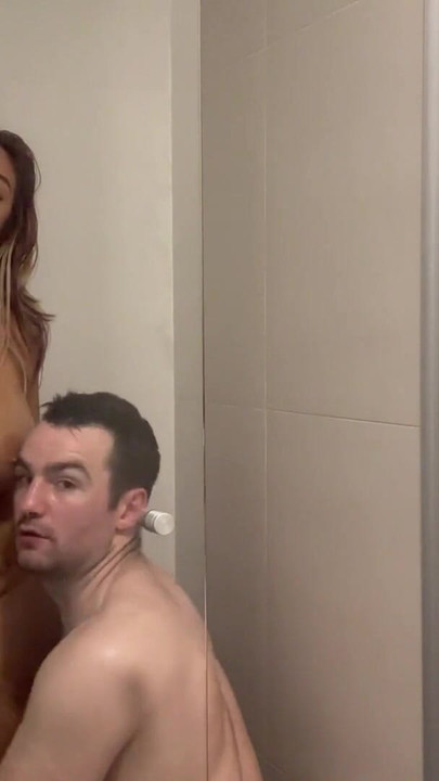 Latino milfa sa velikim prirodnim sisama, Leti Lizz, Iza kulisa jebanje pod tušem | Klip 1