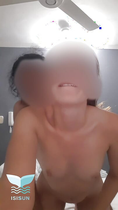 Terwijl mijn man in de kamer was, ging ik naar de bar van het hotel en had uiteindelijk seks met een vreemde. Ik heb het opgenomen om hem te laten zien, heet
