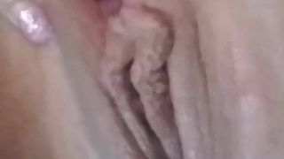Entblößte Schlampe masturbiert Muschi
