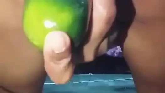 Ibu tiri dengan pantat bahenol ini ngentot pantat bahenolnya pakai timun ukuran raksasa!
