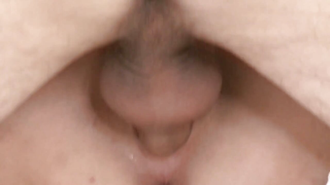 Asian Slutty Scene-3 - Slank, brunette asiatisk jente med små pupper nyter å bli knullet med både en kuk og en dildo samtidig