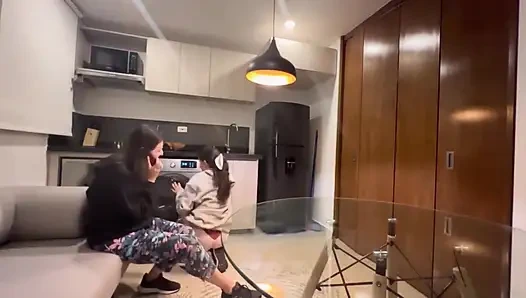 Komşu hep lezbiyen olmak istiyormuş gibi davranıyor