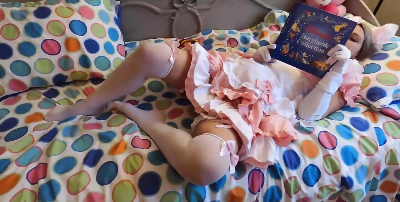 Cosplay genç kız yaşlı adam tarafından sikiliyor ve onu seksle ödüllendiriyor