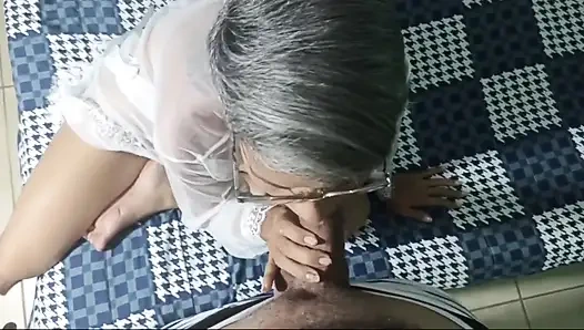 Я не мог помочь, но трогать ее, хотя я знал, что мне не следует. Ты такая шаловливая!