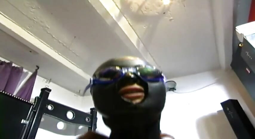 Lesbijski lateks + eksperyment strapon (bez dźwięku, ale muzyki)