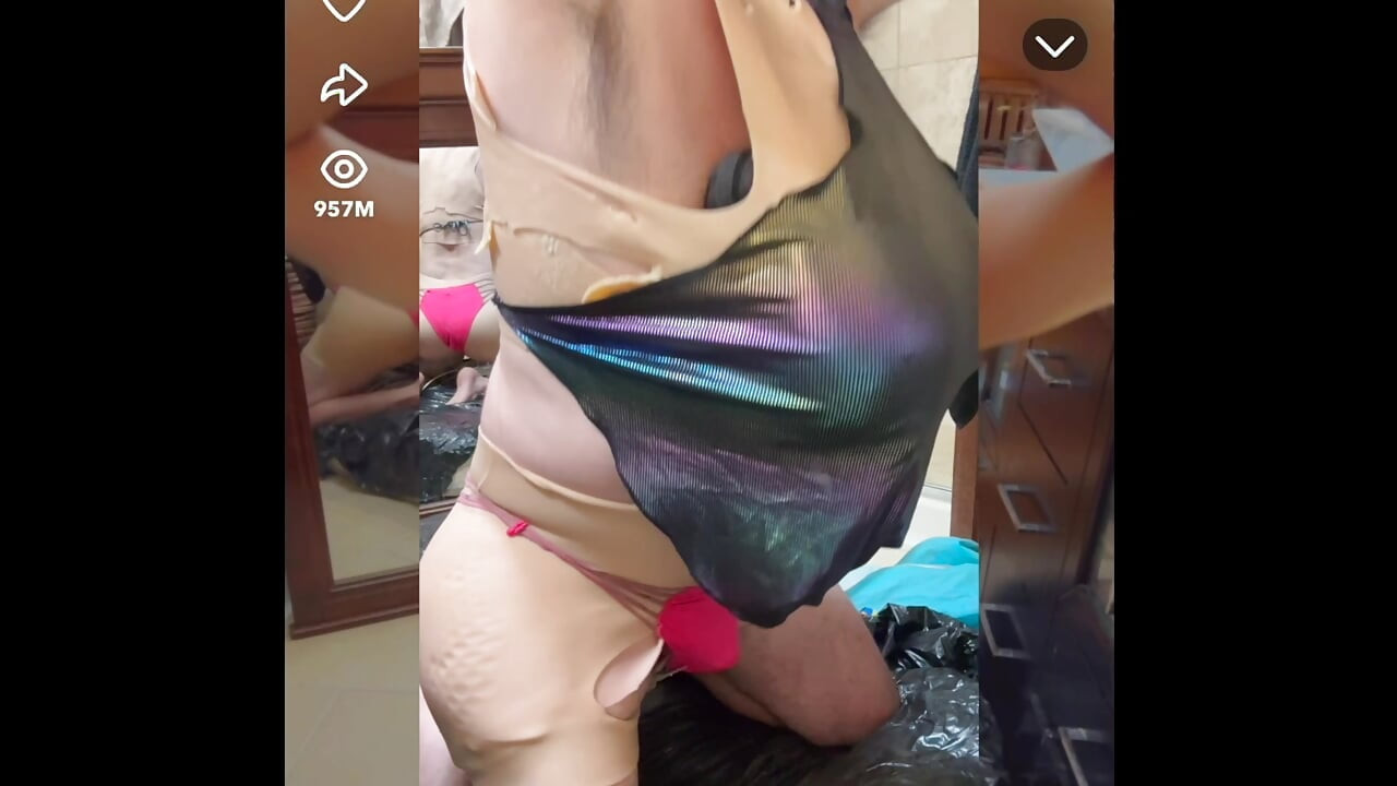 性感的在自慰时穿着闪亮的金属假上衣