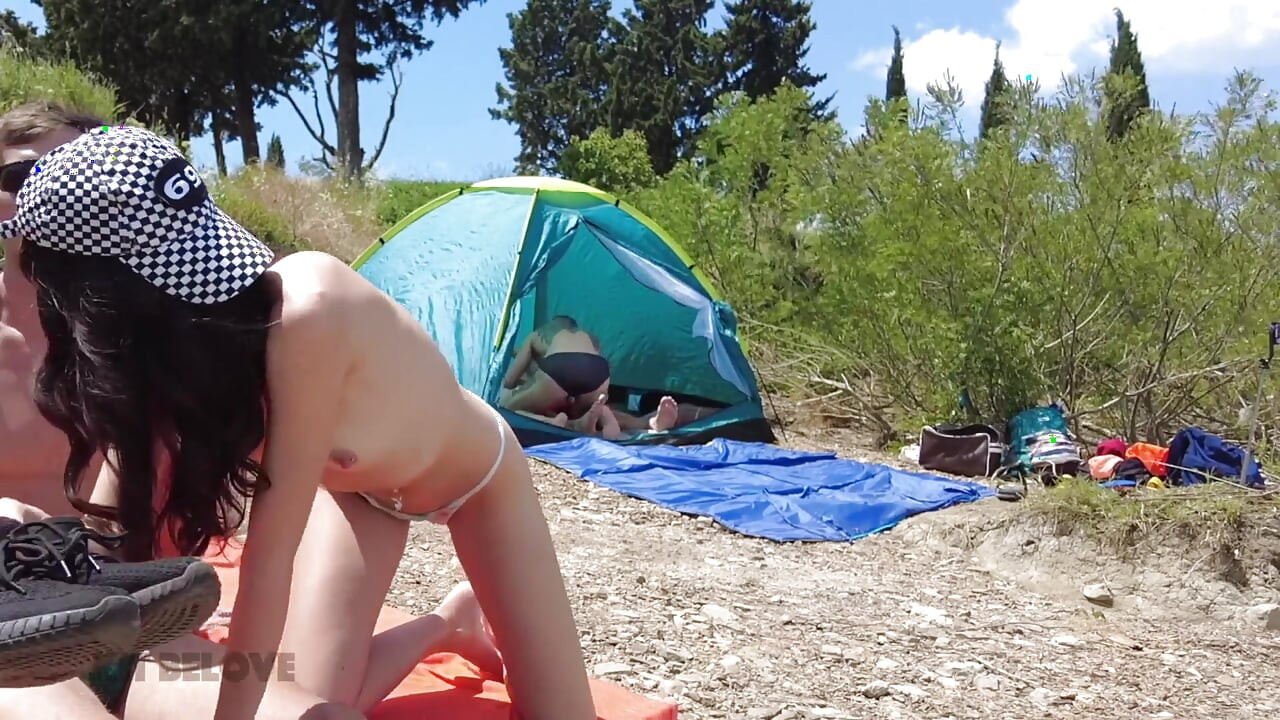 Deux Hommes Séduisants Ont Des Relations Sexuelles Sauvages Sur Une Plage Publique, Ce Qui Pousse Les Vacanciers À Réagir Agress