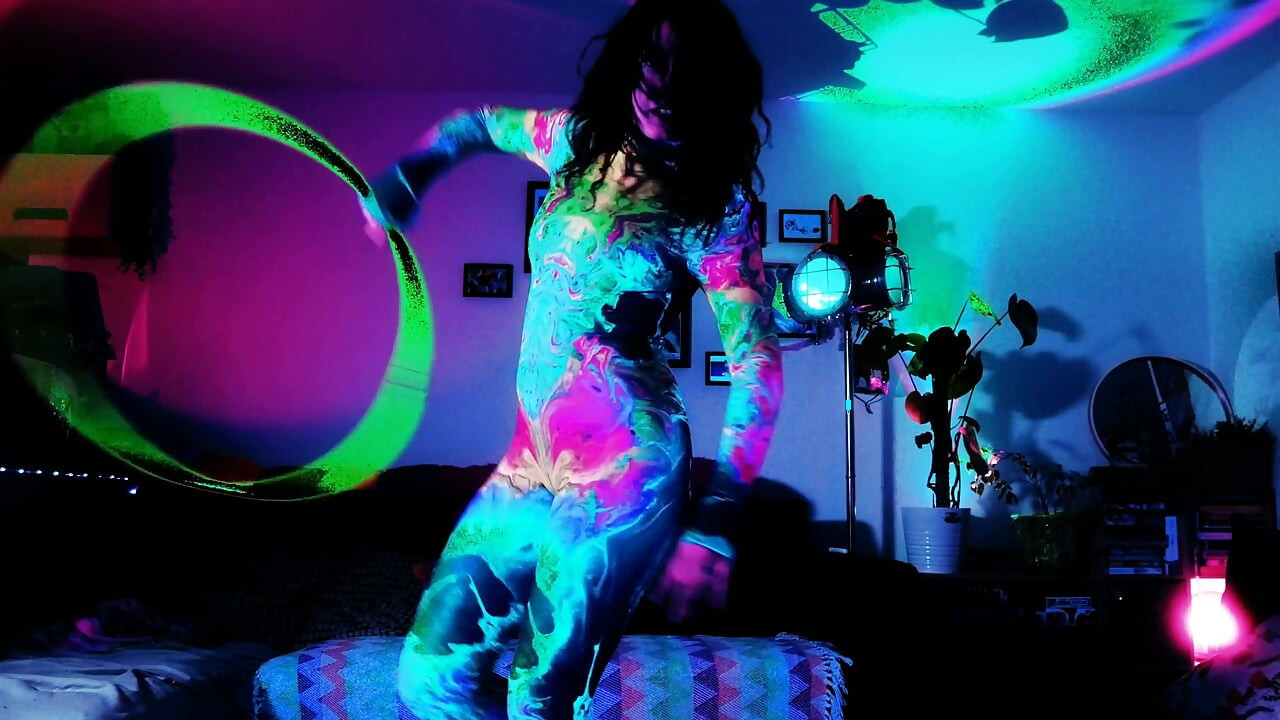 Neon Raver, ultraviyole bir debriyaj yumurta bırakıyor ve sonra hepsini dışarı itiyor ve işiyor: ovipositor ve yumurta oyunu baştan çıkarma