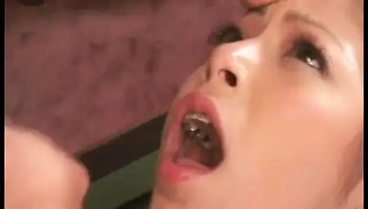 Pantat imut Asia pirang dicambuk dan dicrot di mulut