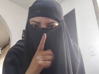 Arabska milf masturbuje się squirting cipki do szorstkiego orgazmu na kamerze podczas noszenia Niqab Xxx