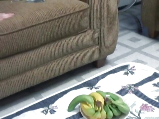 Heiße, sexy teen rothaarige spielt allein mit bananen und liebt es