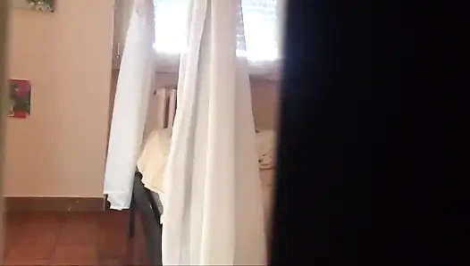 Tetanggaku bersembunyi di kamarku dan...