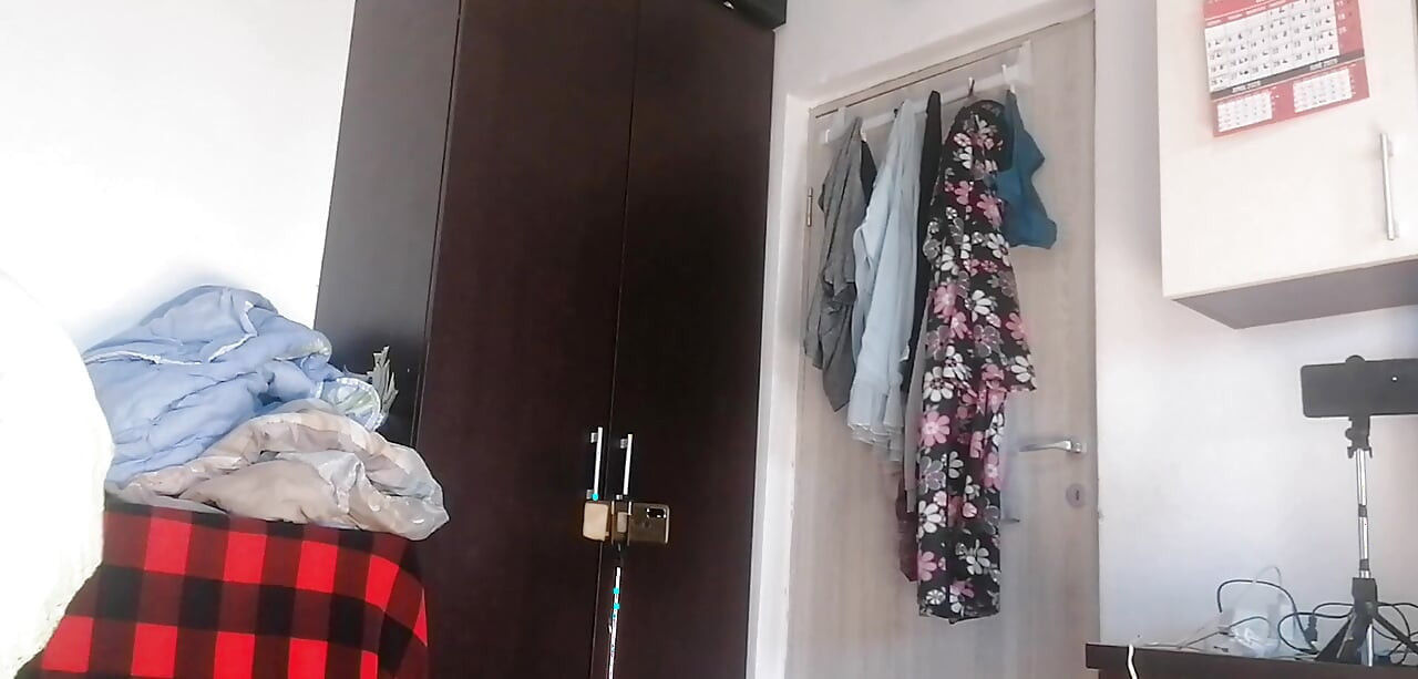 Mujer amateur se divierte probándose ropa y corte.