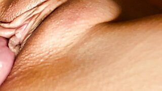 Slow-mo vrouwelijke masturbatie. close -up natte kut