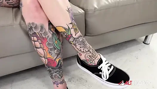 Tattu Mom's first ever solo masturbation scene