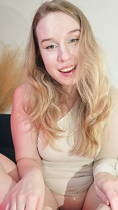 Alice Klay Geeft Een Geweldige Voetenbeurt, Voeten Bedekt Met Sperma