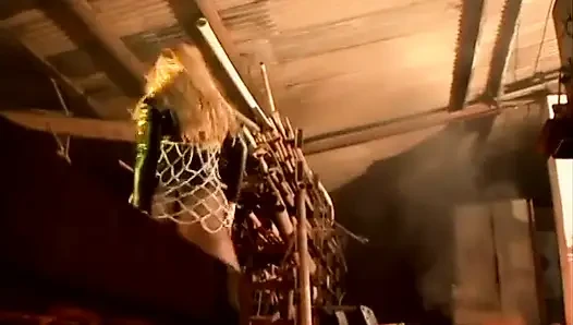 Красивая девушка принимает большой хуй в грязном гараже