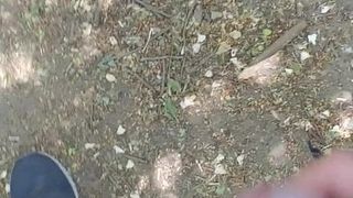 Szarpanie mojego małego niepociętego penisa w lesie