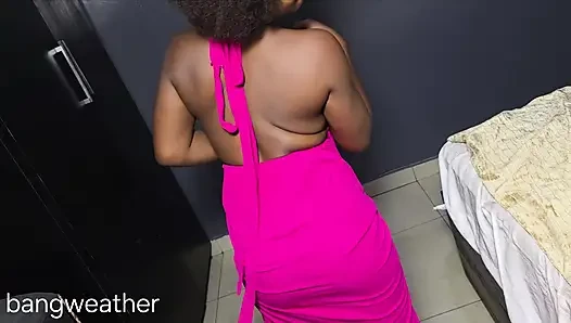 Tatlı genç kız büyük yarak alıyor