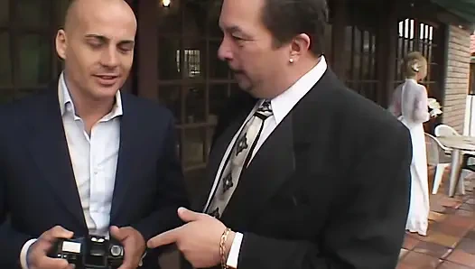 Фотосессия свадебной невесты заканчивается диким трахом