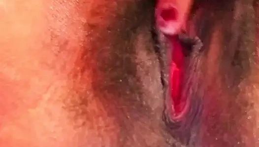 Genç sürtük kendisiyle oynuyor