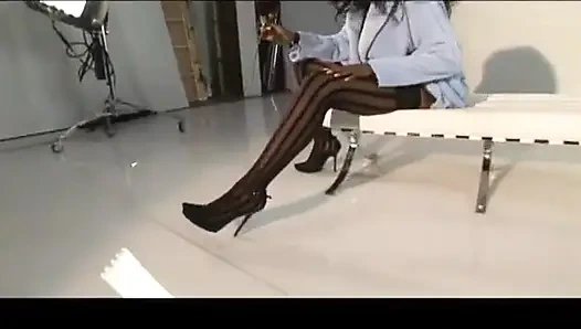 Schwarz auf schwarz ficken für eine schwarze muschi in sexy strumpf, die einen großen schwarzen schwanz reitet