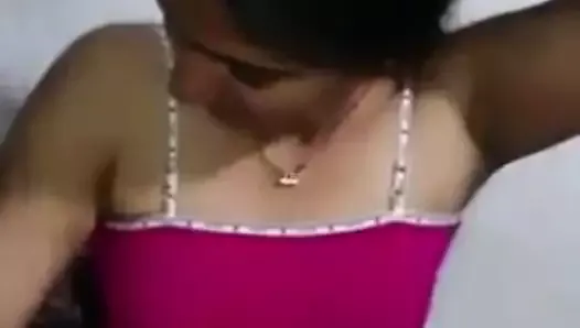 Desi gostosa com namorado mostrando peitos e buceta com áudio