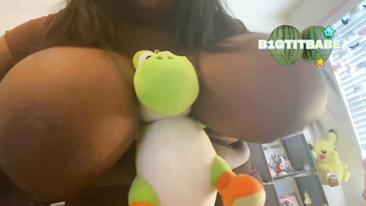 Big Tits Put Items under Boobs
