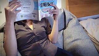 自己結合に夢中になっている義理の妹01