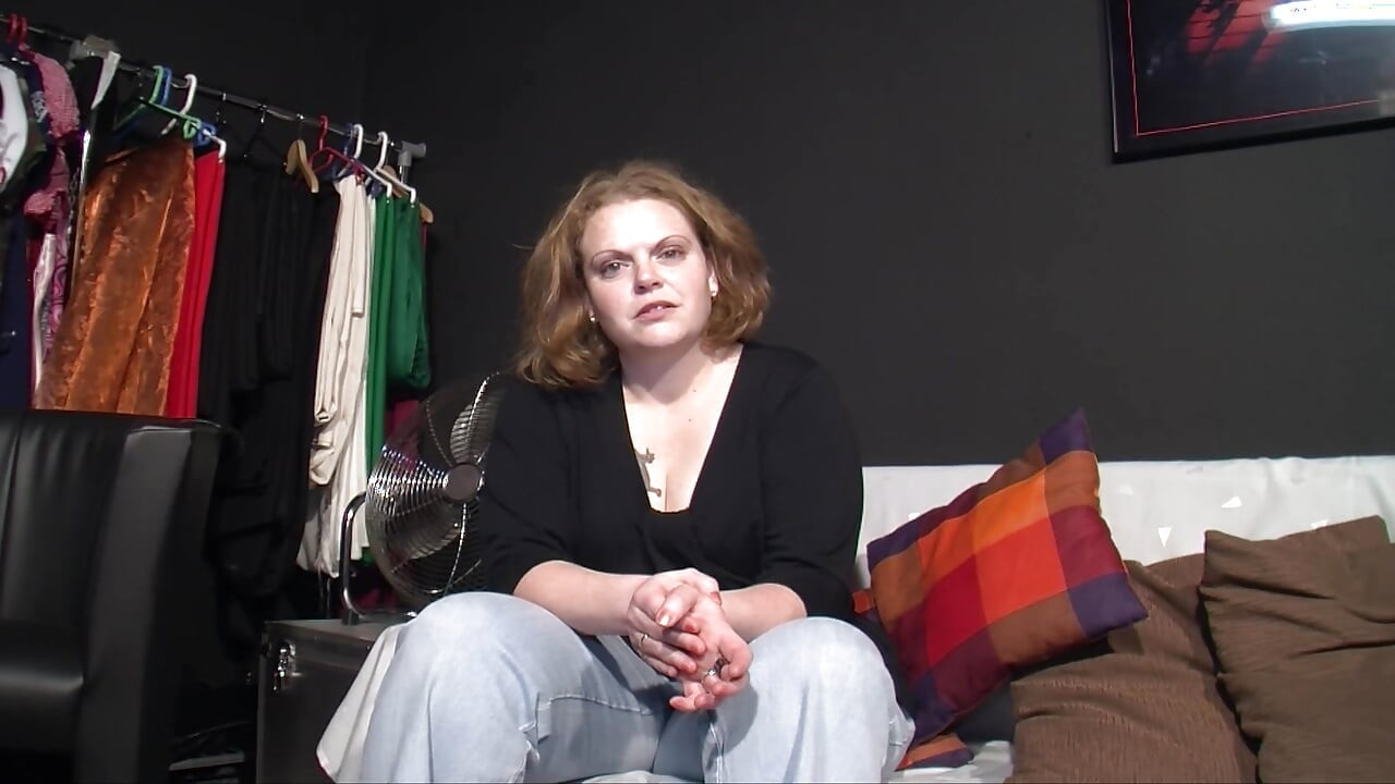 Gorda alemã puta enche sua buceta com um grande consolo