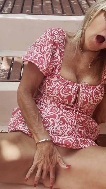 Milf liebt es, fingert, fickt und anal