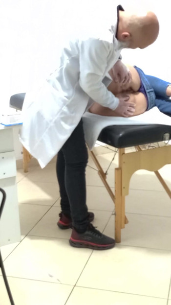 Kultni trenutak iz "Proktolog obavlja analni pregled na pacijentu sa zatvorom."