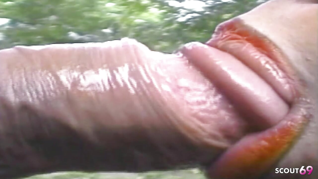 Латинский ледибой получает свой первый анальный трах от мужика на улице