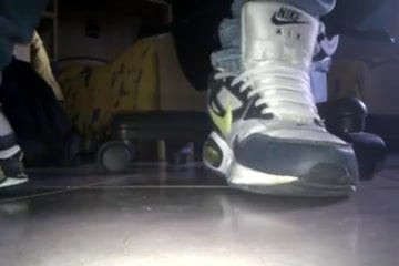 Brincando com seu Nike Air Max e meias pretas excitantes