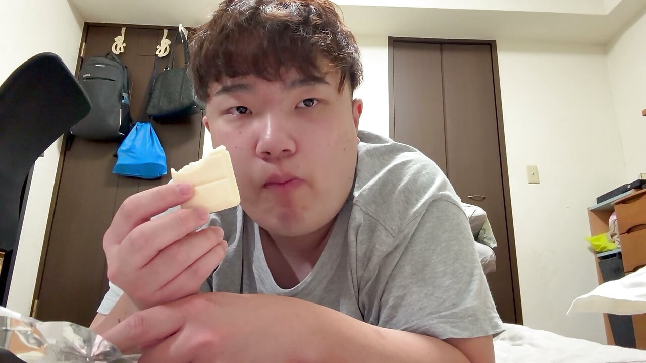 Kawaguchi-kun, eet wat snoepjes.